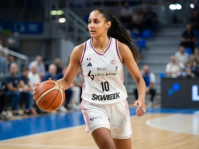 Aïnhoa Risacher court avec le ballon sur le terrain de basket