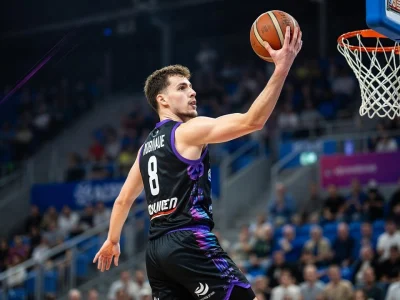 Hugo Robineau s'envole vers le panier en match de basket
