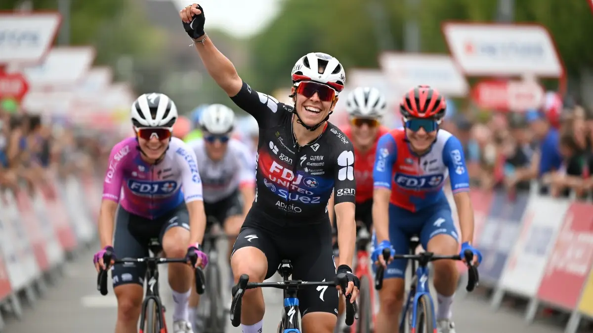 Célia Gery lève le poing en signe de victoire lors d'une course de cyclisme