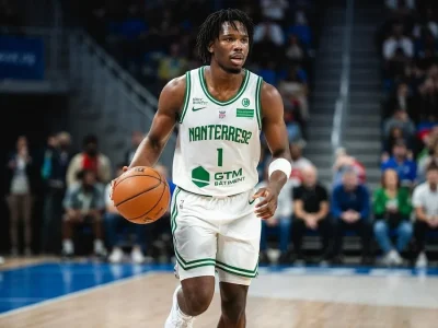 Hugo Yimga-Moukouri dribble un ballon de basket pendant un match