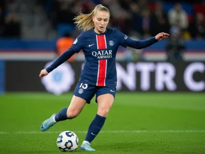 Jade Le Guilly contrôle le ballon sur la pelouse verte
