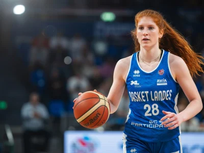 Louise Bussière court sur le parquet en tenant le ballon de basket