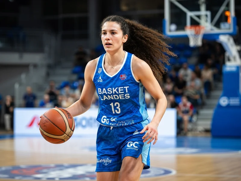 Sixtine Macquet dribble le ballon sur un terrain de basket