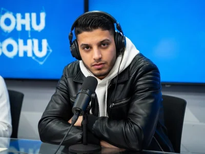 Zifou croise les bras avec un casque dans un studio d'enregistrement