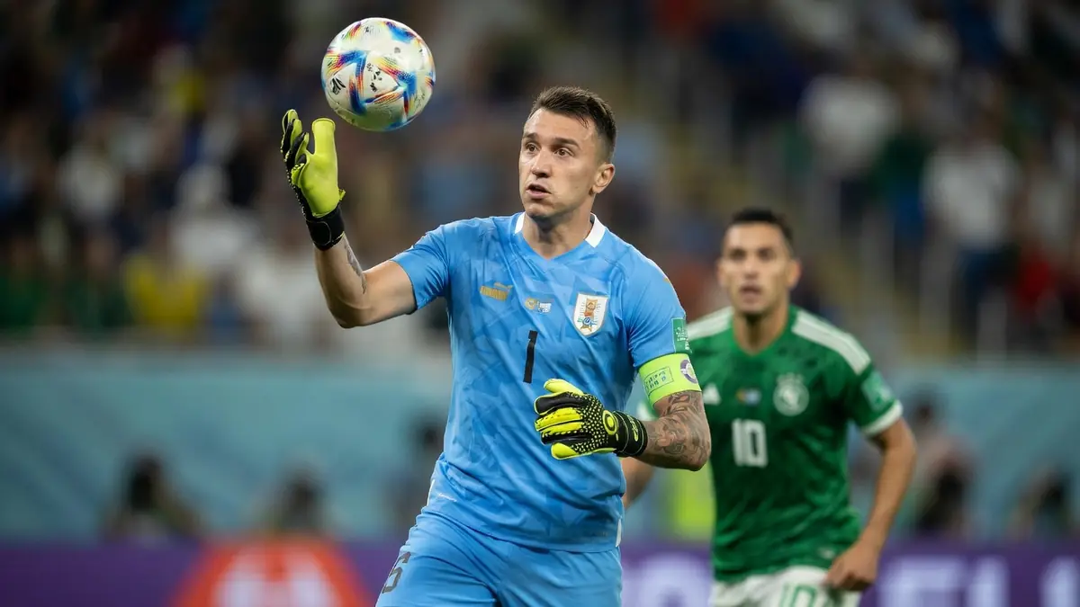 Fernando Muslera soulève le ballon en tant que gardien de l'Uruguay
