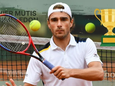Olivier Mutis tenant une raquette de tennis avec des balles en vol et un trophée à proximité