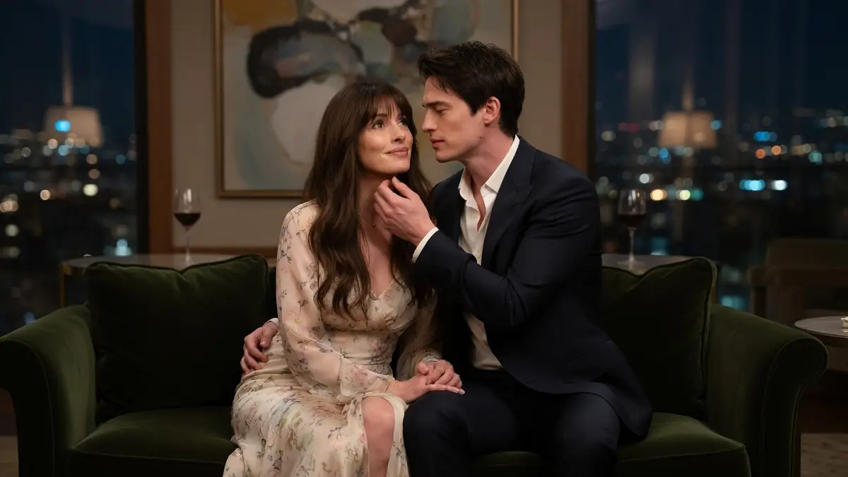 Un couple romantique est assis sur un canapé, illustrant l'idée d'être avec toi dans un cadre élégant et intime