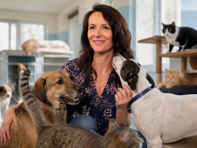 La candidate Morgane N'oubliez pas les paroles entourée de chiens et de chats dans un refuge animalier