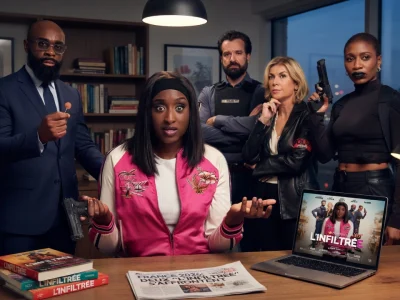 Un groupe d'acteurs pose en studio pour incarner les personnages de L'Infiltrée