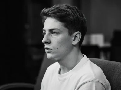 Portrait en noir et blanc de profil de Victor Bonnel regardant au loin avec concentration