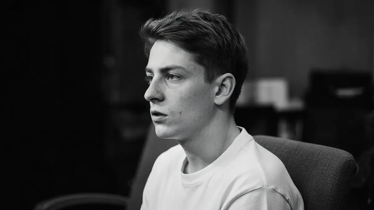 Portrait en noir et blanc de profil de Victor Bonnel regardant au loin avec concentration