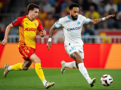 Deux joueurs courent après le ballon lors du match Olympique de Marseille Lens