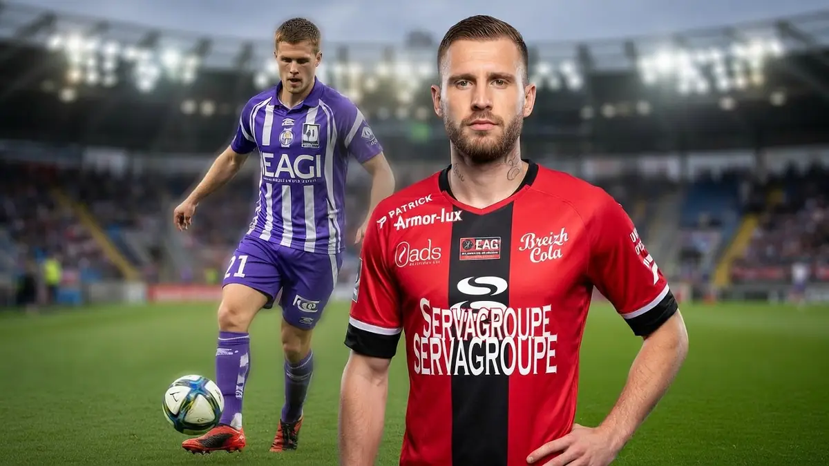 Franck Tabanou se tient sur un terrain de football avec un joueur en arrière-plan