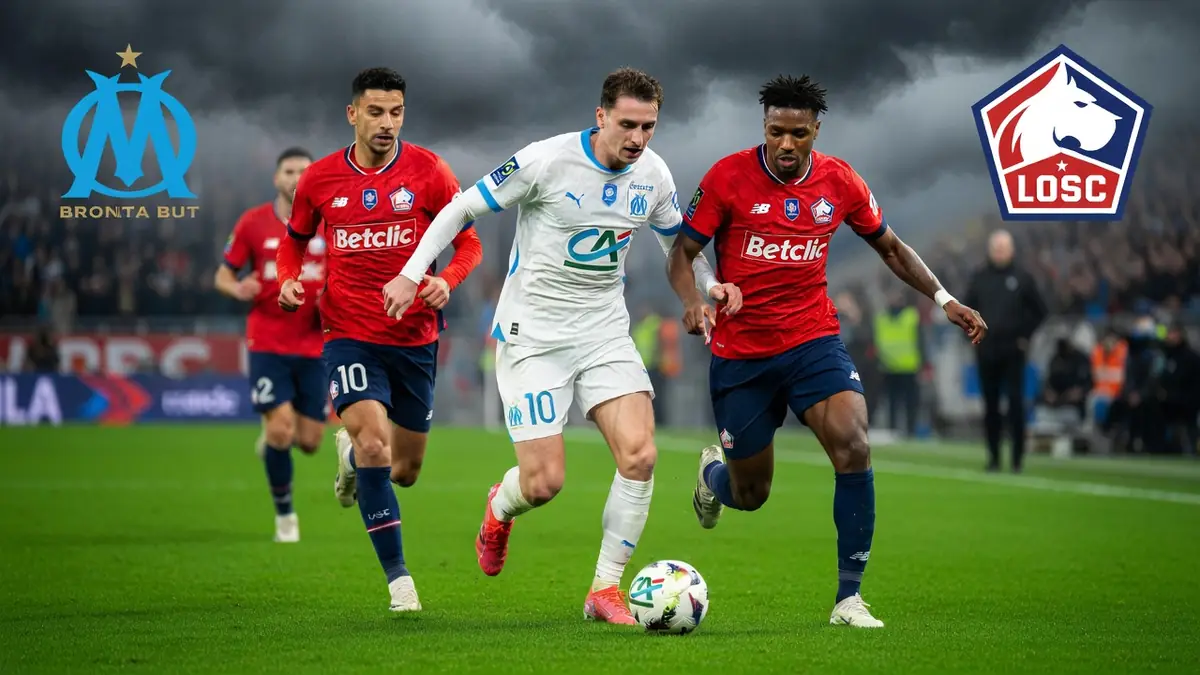 Un joueur en blanc dispute le ballon face à deux adversaires lors d'un match entre l'Olympique de Marseille LOSC