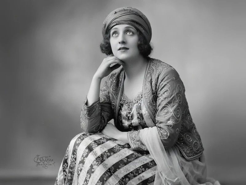 Charlotte Lysès est assise la main près du visage dans ce portrait en noir et blanc