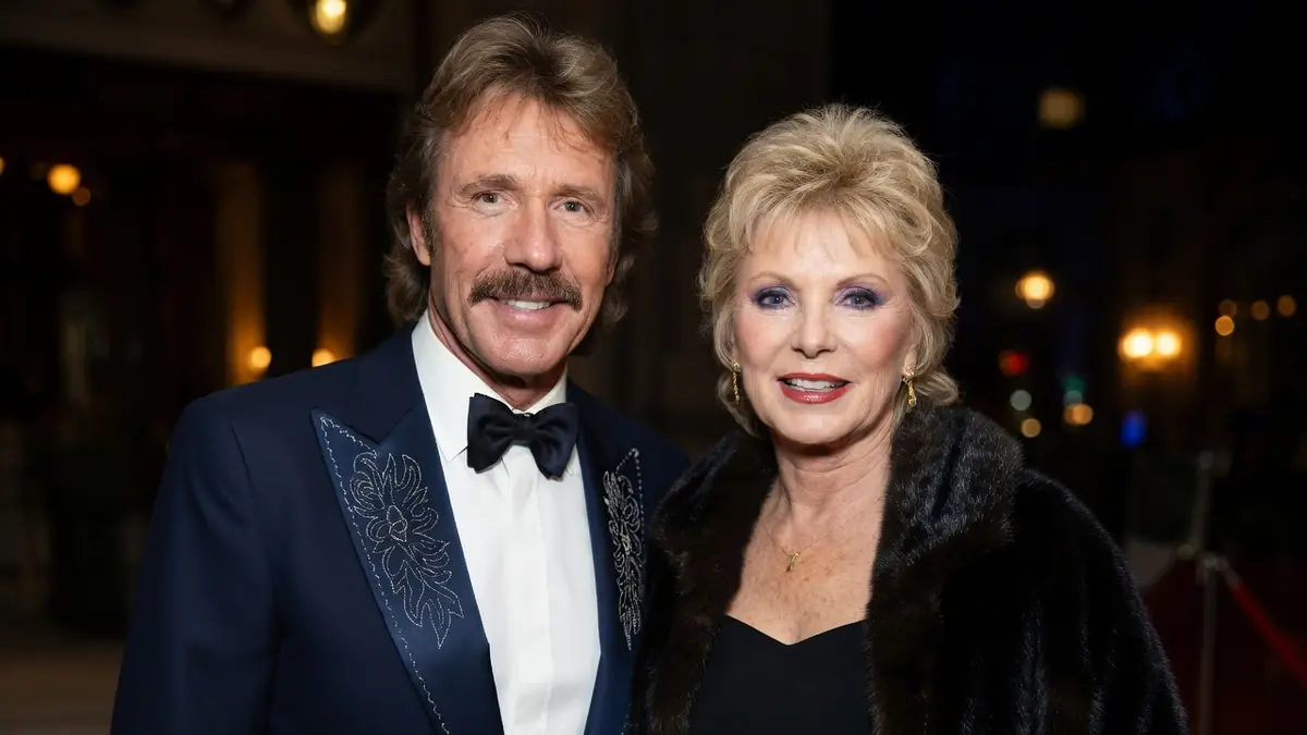 Dianne Holechek pose aux côtés de Chuck Norris lors d'une soirée élégante