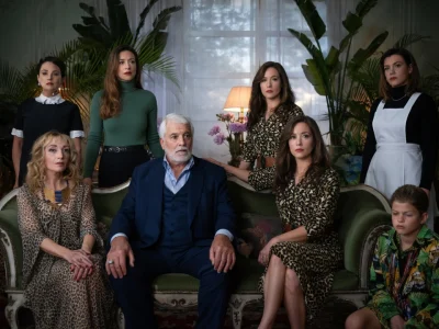 Une famille bourgeoise pose pour une photo mystérieuse dans le film l'Origine du mal