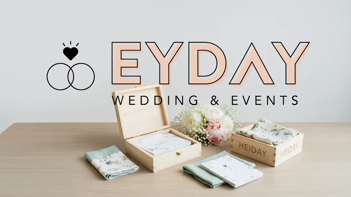 Des coffrets en bois contenant du linge Eyday et un bouquet de fleurs reposent sur une table