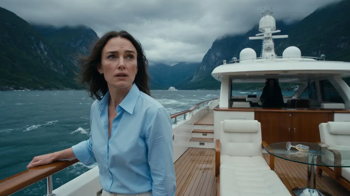 Une femme inquiète sur le pont d'un yacht dans le cadre de la Disparue de la cabine 10
