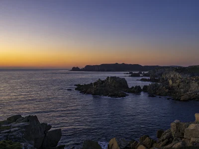 Rochers et falaises face à la mer à l'heure et coucher du soleil