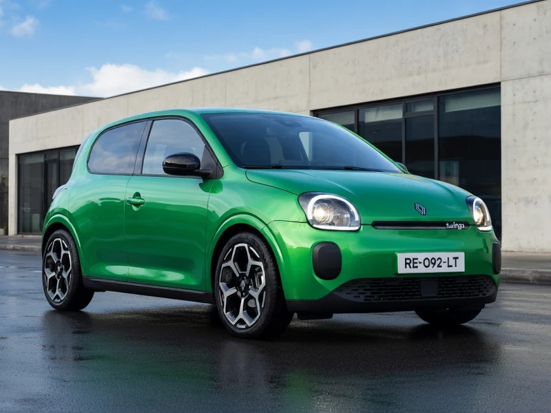 Une twingo Électrique verte stationnée sur chaussée mouillée devant un bâtiment moderne