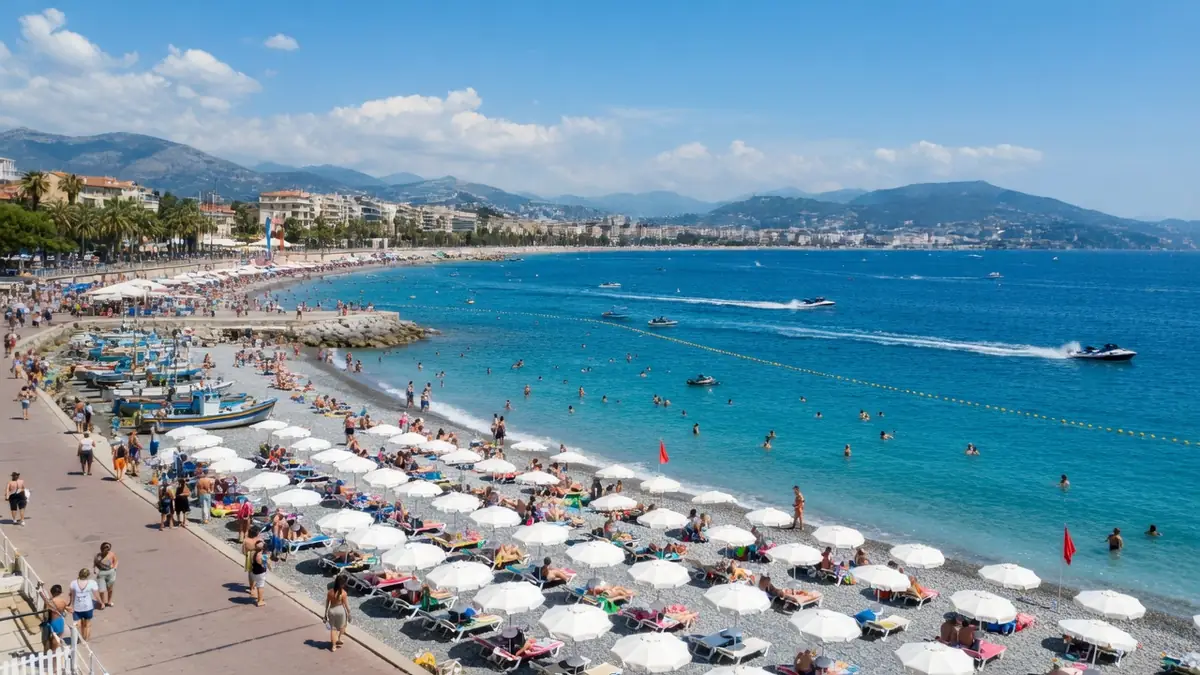 La plage du Carras animée de baigneurs et de parasols blancs sous un ciel bleu