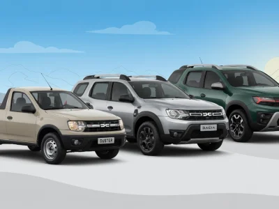 Un pick up Dacia beige est présenté avec deux autres modèles Dacia devant des montagnes
