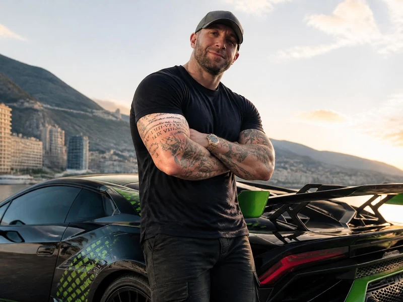 Gmk taille imposante devant une supercar de luxe lors d'une journée ensoleillée au bord de la mer