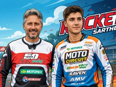 Mickaël Pichon pose aux côtés d'un jeune pilote de motocross