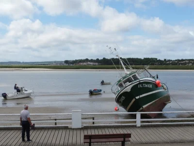 La vue depuis webcam crotoy révèle un bateau penché dans la baie de Somme