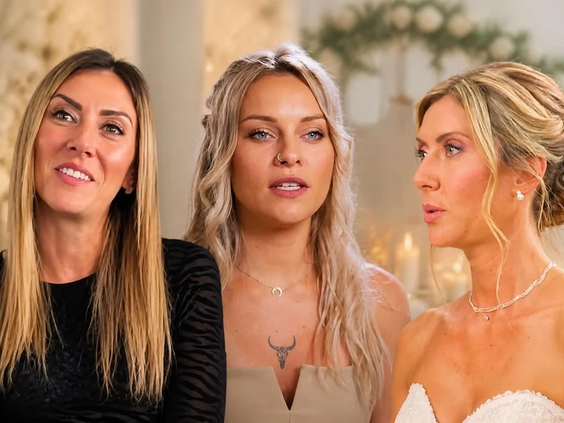 Laurie Mariés au premier regard est entourée de deux autres candidates lors d'une interview télévisée