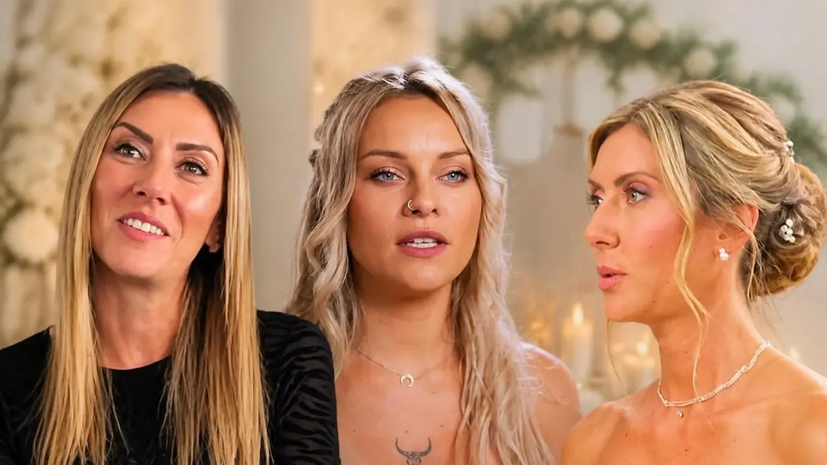 Laurie Mariés au premier regard est entourée de deux autres candidates lors d'une interview télévisée
