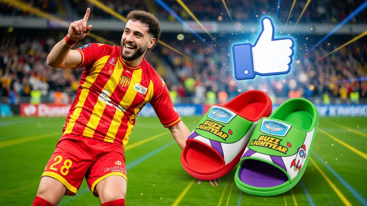 Un joueur de foot célèbre le buzz foot avec des chaussons et un like sur le terrain