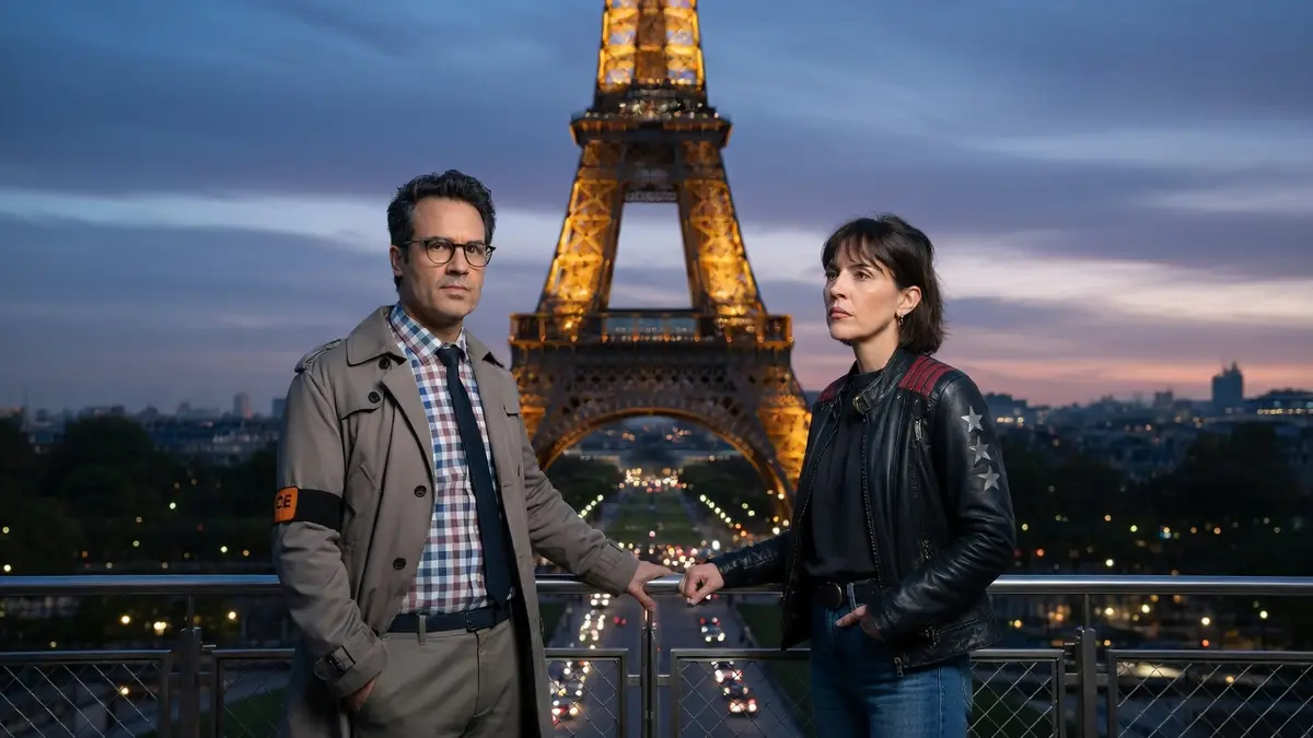 Deux enquêteurs posent devant la Dame de fer pour illustrer le Crime de la Tour Eiffel