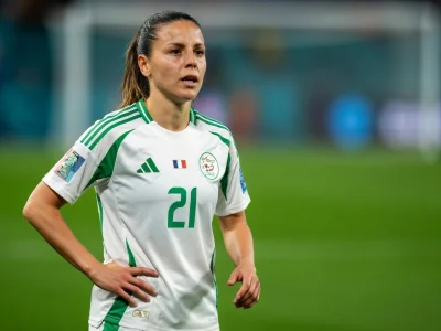 Marine Dafeur se tient sur le terrain de football la main sur la hanche