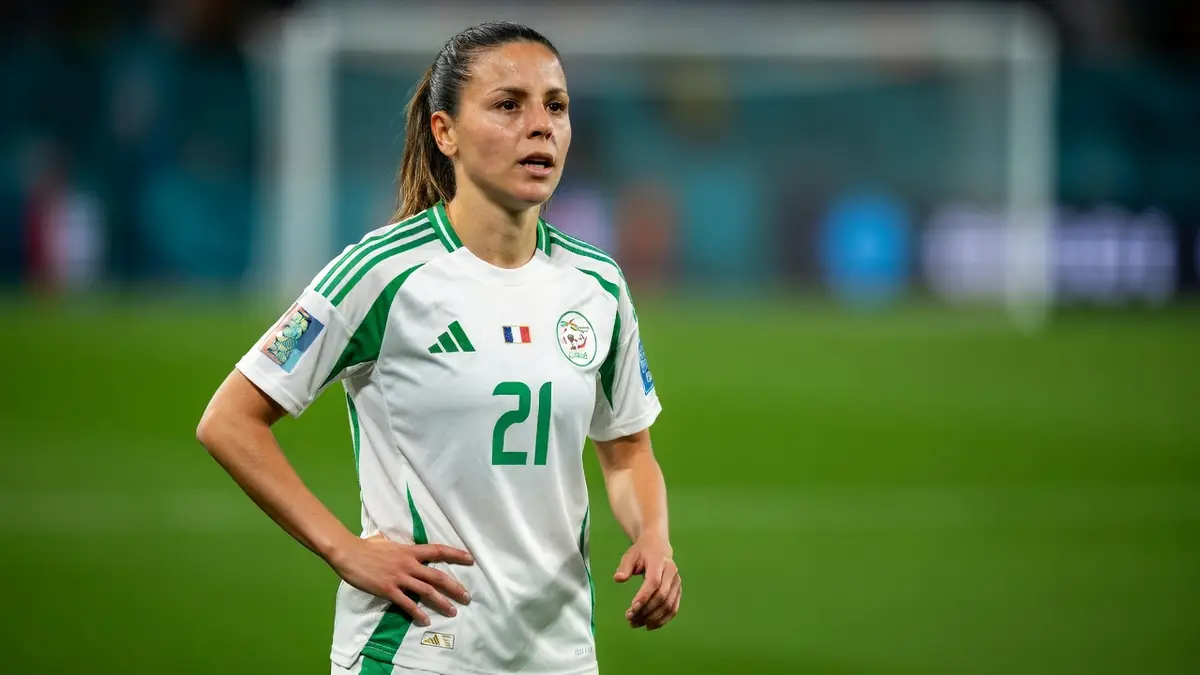 Marine Dafeur se tient sur le terrain de football la main sur la hanche