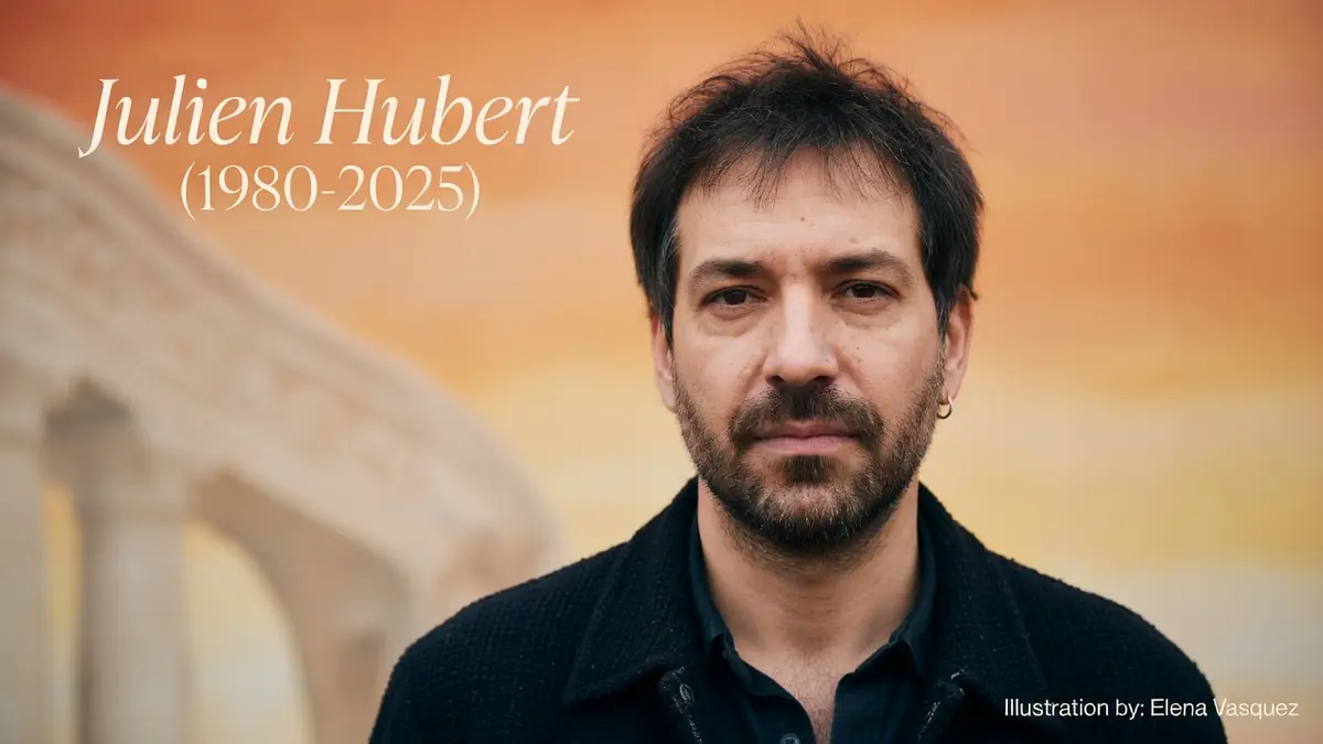 Julien Hubert apparaît en premier plan devant des colonnes antiques sous un ciel au coucher du soleil