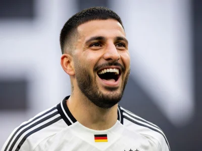 Portrait souriant de Deniz Undav portant le maillot de l'équipe nationale allemande