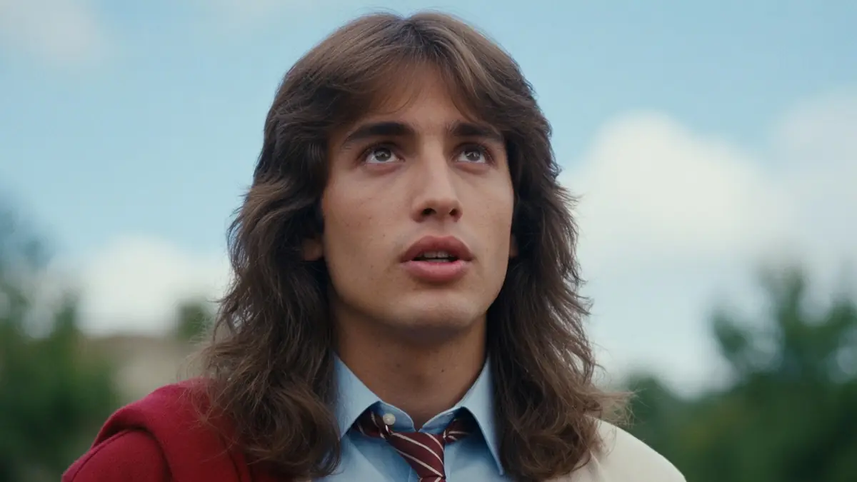 Portrait de Philippe Taccini jeune homme aux cheveux longs regardant vers le haut