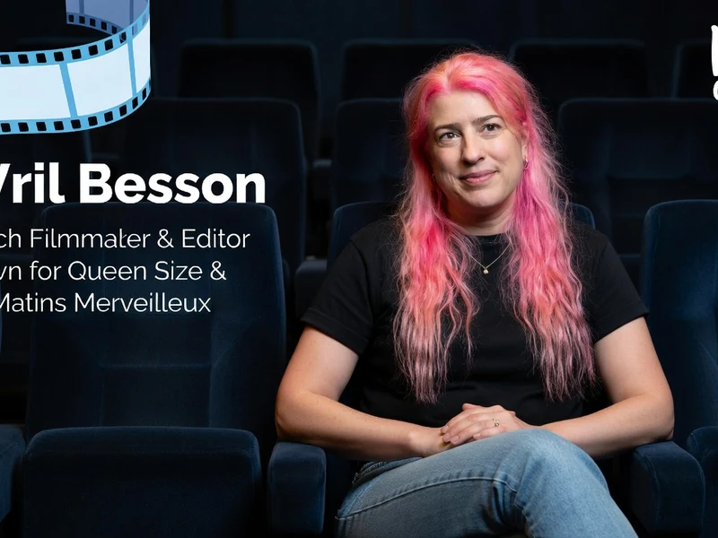 La réalisatrice avril Besson est assise dans un fauteuil de salle de cinéma sombre
