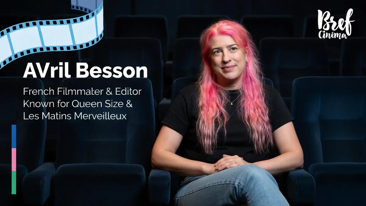 La réalisatrice avril Besson est assise dans un fauteuil de salle de cinéma sombre