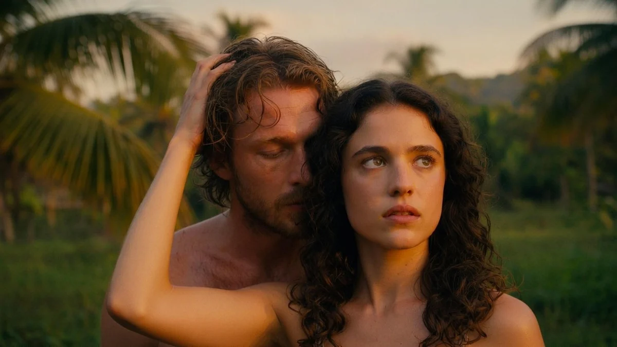 Un homme et une femme enlacés dans un décor tropical pour la romance fiévreuse Stars at Noon