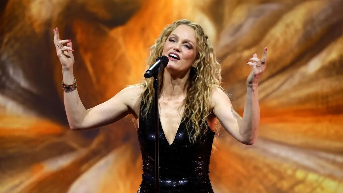 Vanessa Paradis chante en levant les bras au concert Vanessa Paradis