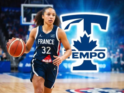 Tima Pouye court sur le parquet avec le ballon en main