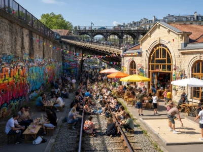 Le Hasard Ludique attire une foule autour des rails et des parasols colorés