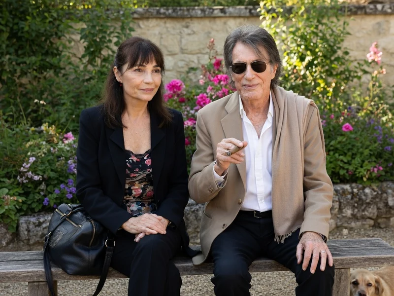 Sylvie Duval est assise sur un banc de jardin aux côtés de Jacques Dutronc