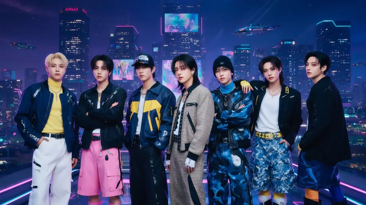 Les membres de Stray Kids posent devant une grande ville illuminée pour karma straykids