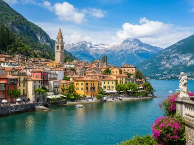 Vue sur un village coloré bordant le lac de Côme avec des montagnes en arrière-plan