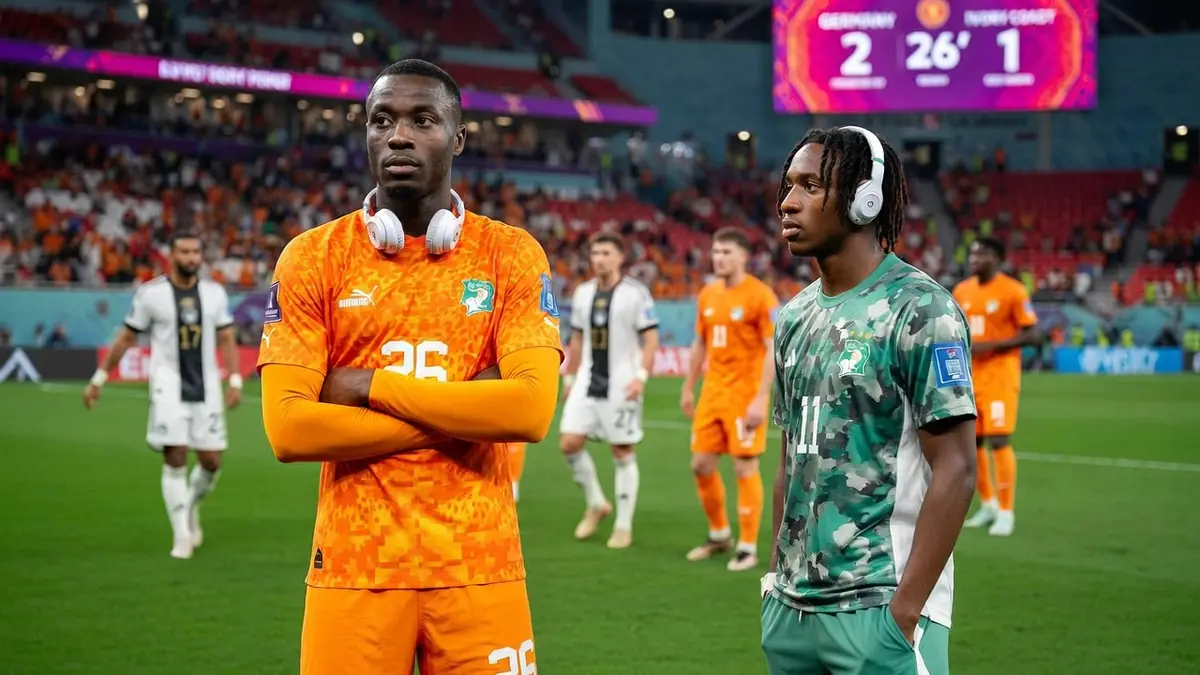 Nicolas Pépé se tient debout sur le terrain avec ses coéquipiers ivoiriens pendant un match de football