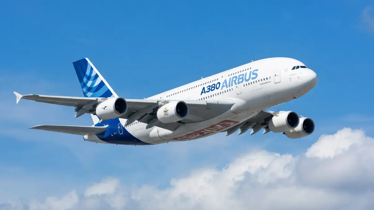 L'Airbus Industrie A380 survole un ciel bleu parsemé de nuages